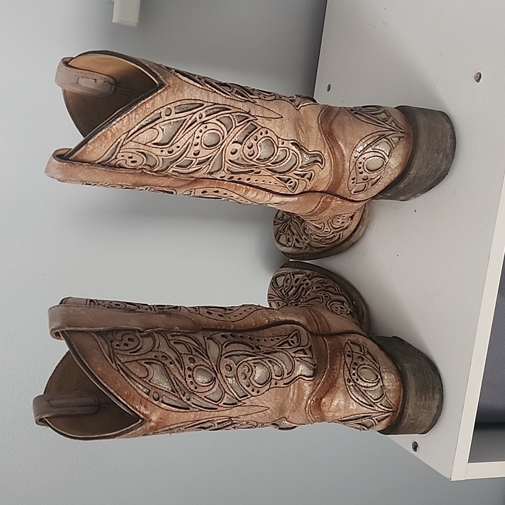 Boots - Picture 4 of 5